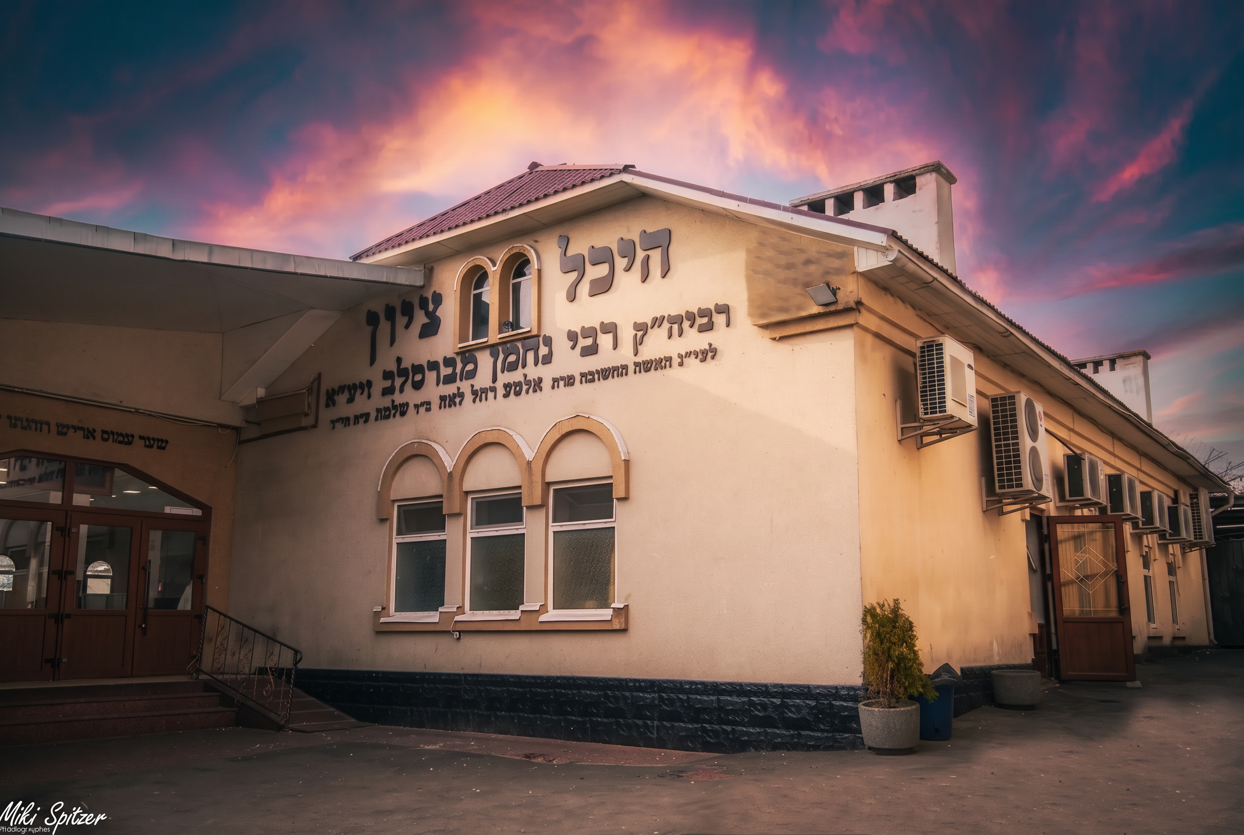 ציון רבי נחמן מברסלב באומן בשעת שקיעה